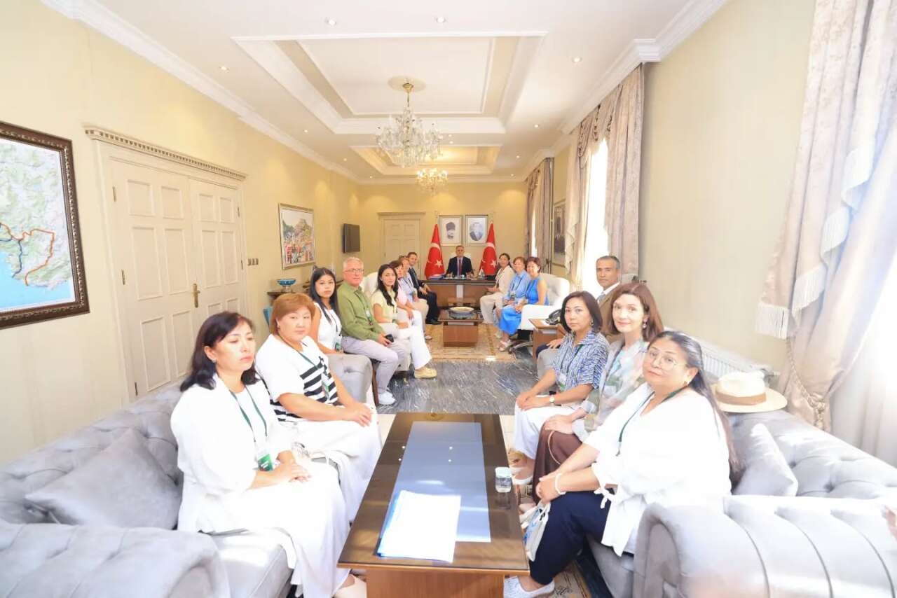 Kazakistanlı Eğitimcilerden Muğla Valisi Dr. İdris Akbıyık'a Ziyaret 3